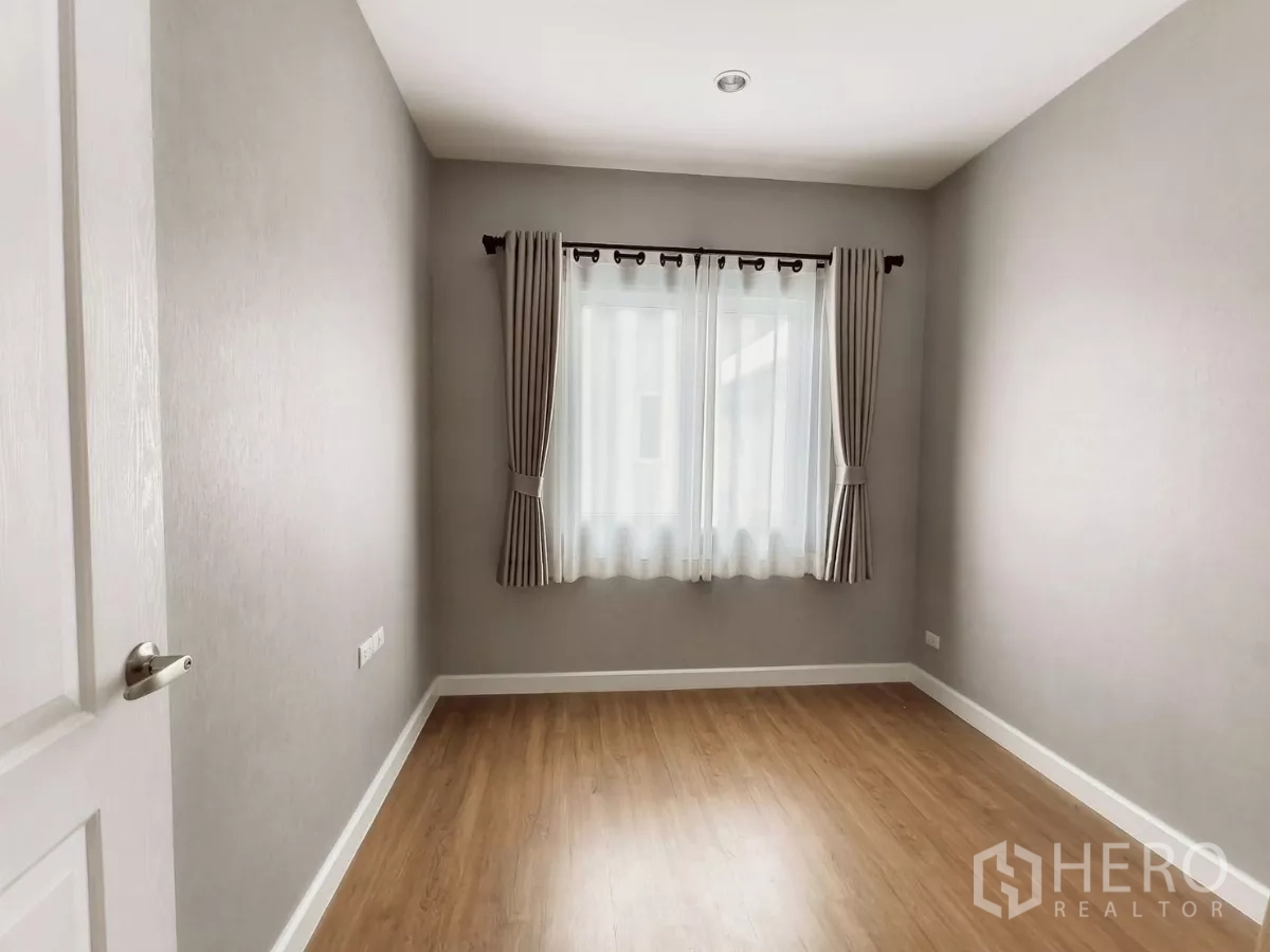 独立式住宅 出租在Khlong Luang, Pathum Thani - 第四卧室空房，木地板与双窗