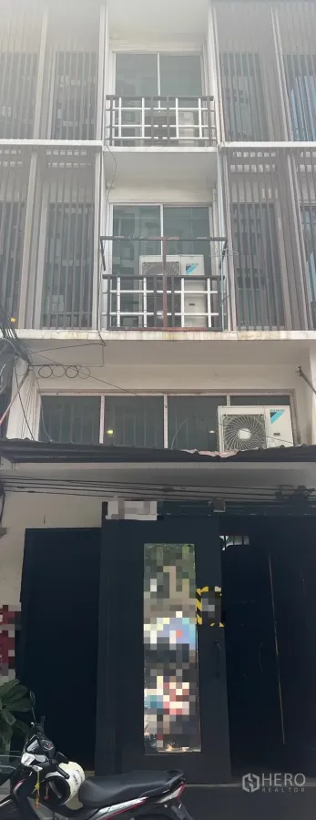 อาคารพาณิชย์ ให้เช่าในKhlong Toei, Bangkok - อาคารพาณิชย์ติดถนนหลายชั้น มีระเบียง กระจกบานเลื่อน ซุ้มระแนงแนวตั้ง และคอมเพรสเซอร์แอร์ภายนอก