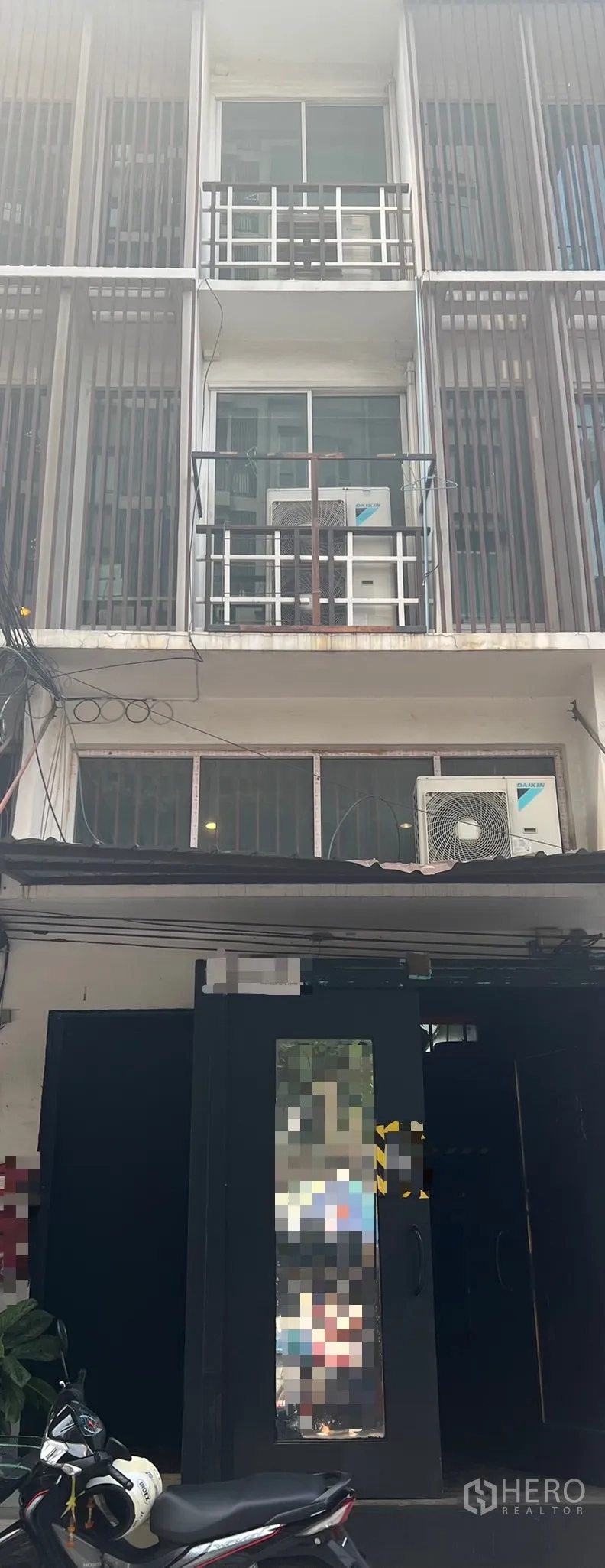 อาคารพาณิชย์ ให้เช่าในKhlong Toei, Bangkok - อาคารพาณิชย์ติดถนนหลายชั้น มีระเบียง กระจกบานเลื่อน ซุ้มระแนงแนวตั้ง และคอมเพรสเซอร์แอร์ภายนอก