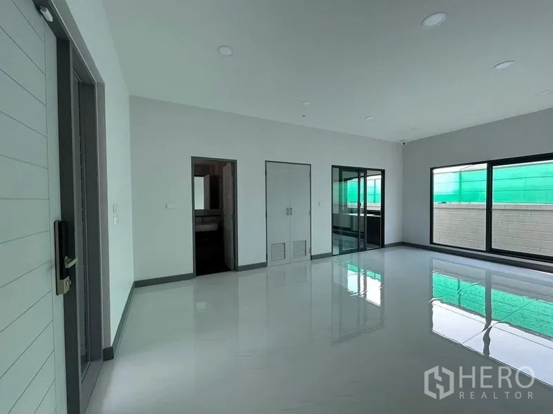 Detached House for rent - Upper-floor multipurpose room with sliding doors to a balcony and wide windows.