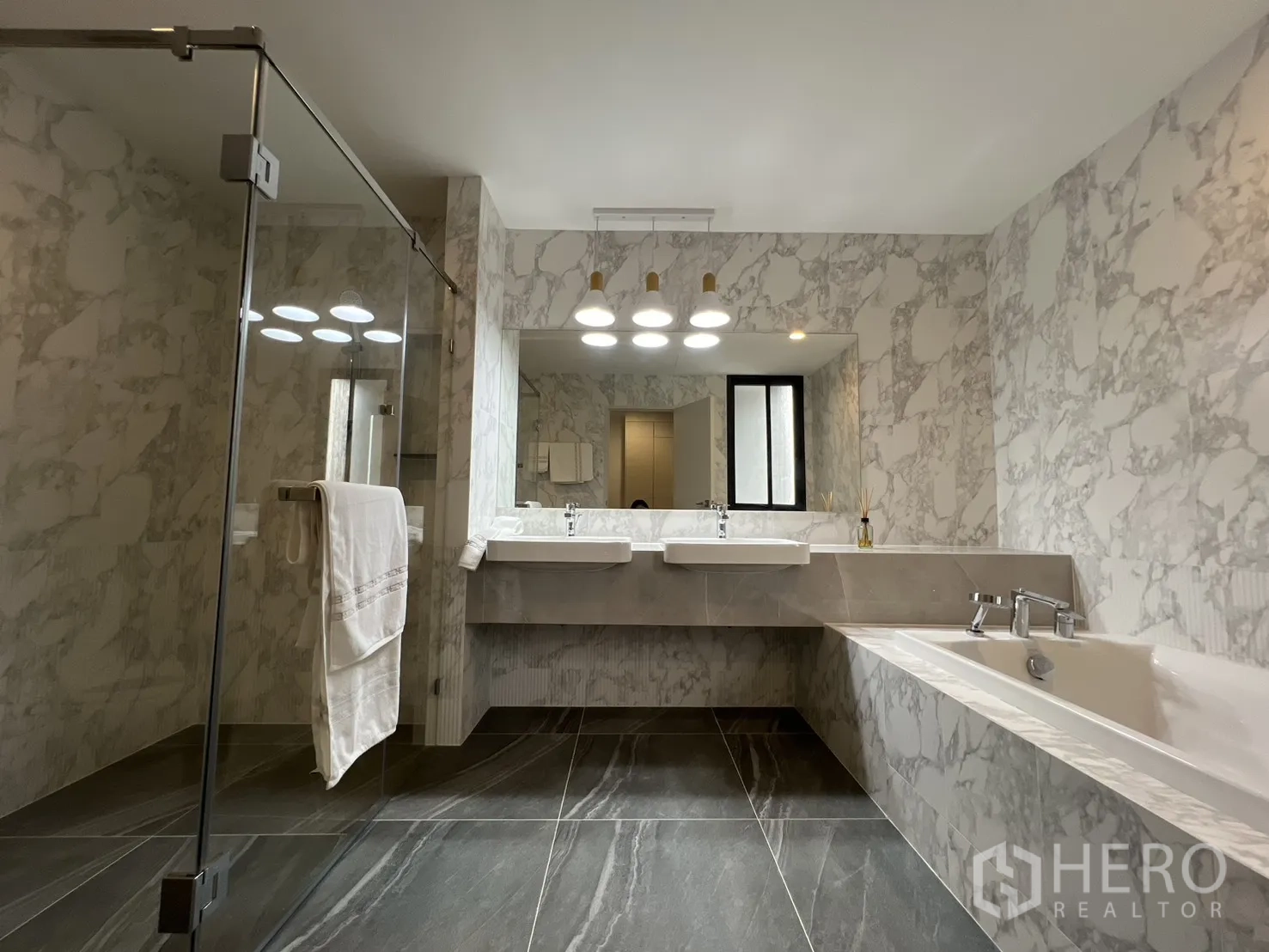 Detached House for rent in Prawet, Bangkok - Luxurious bathroom with glass shower, twin sinks and bathtub.