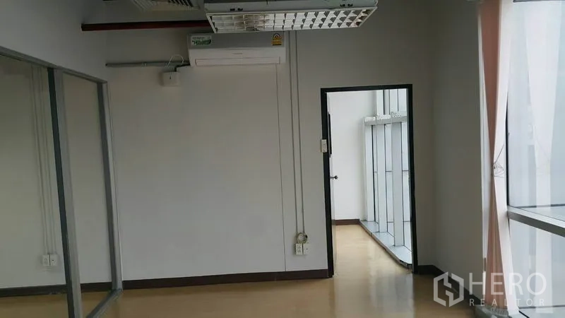 办公空间 出租在Khlong Toei, Bangkok - 采光明亮的办公房间，设大窗与通往走廊的门，并配空调。