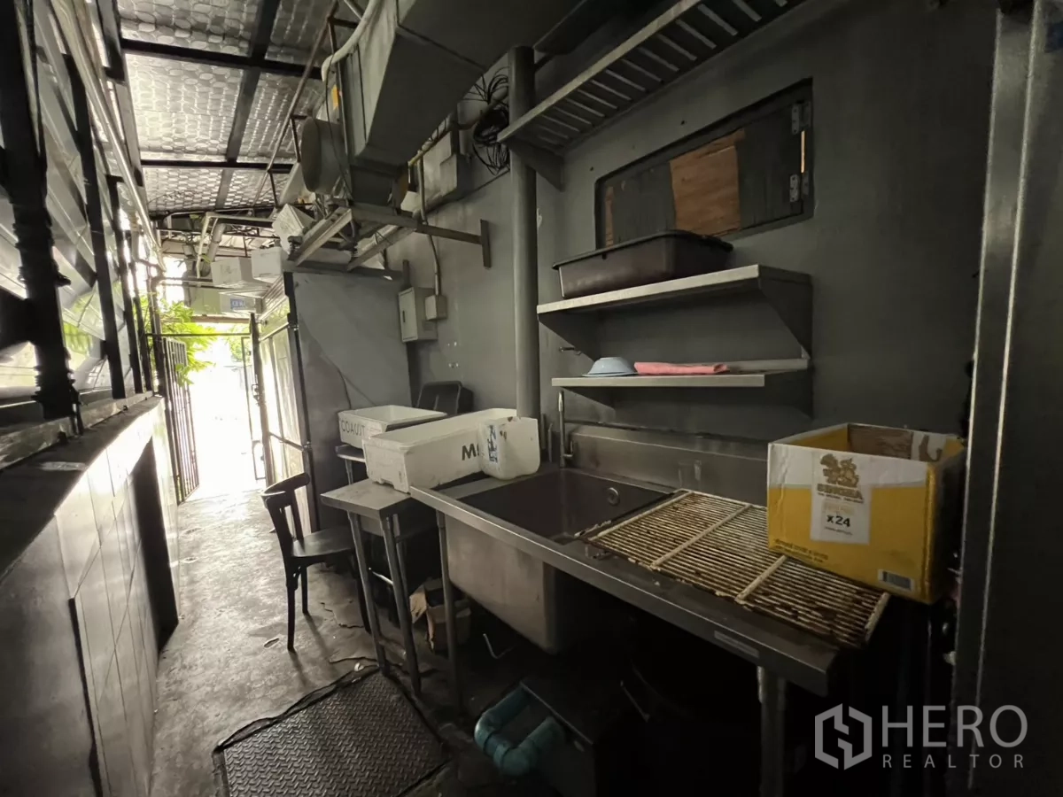 พื้นที่ขายปลีก ให้เช่าในWatthana, Bangkok - โถงหลังบ้านมีอ่างล้างและชั้นวางเชื่อมสู่ประตูบริการ