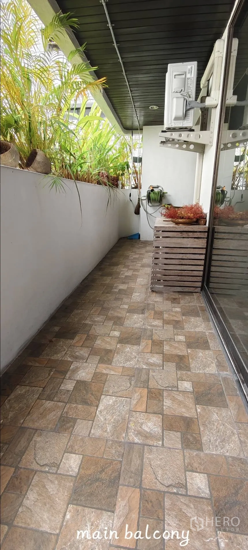 คอนโด for rent in Watthana, Bangkok - ระเบียงหลักปูกระเบื้องมีราวกระถางต้นไม้และประตูกระจกบานเลื่อน