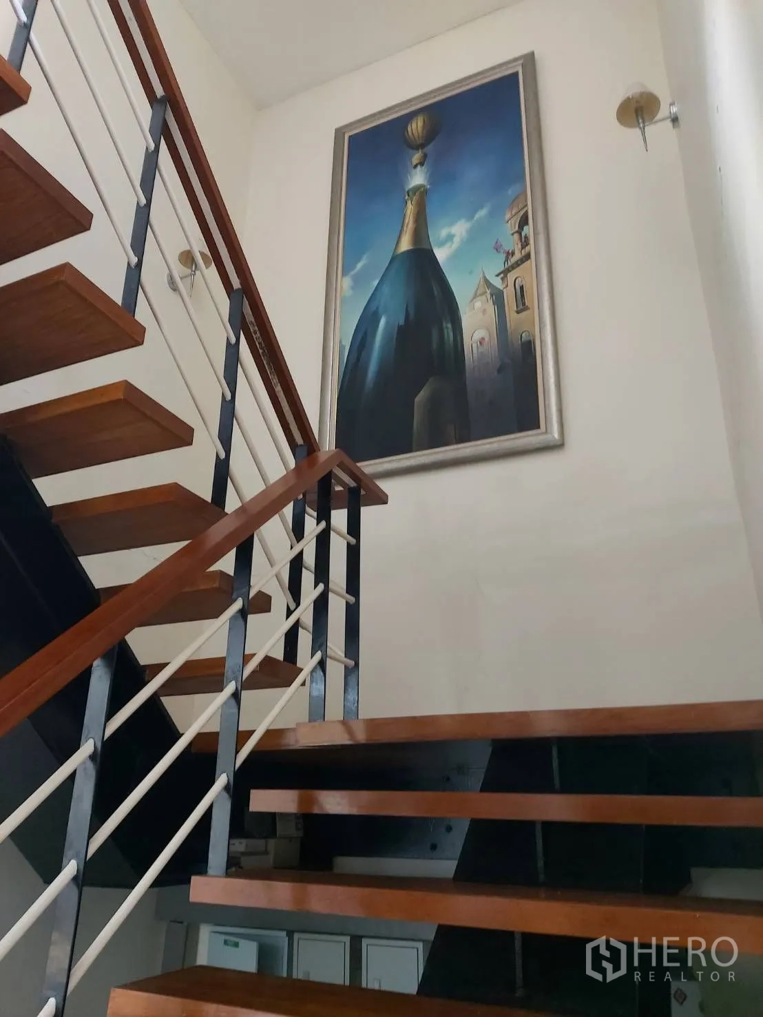 คลังสินค้า for sale in Bang Bon, Bangkok - บันไดไม้โครงเหล็กพร้อมภาพงานศิลป์บนผนัง