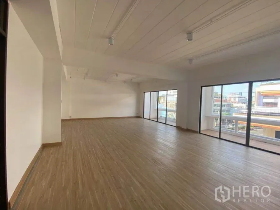 สำนักงาน ให้เช่าในWatthana, Bangkok - ภาพกว้างของพื้นที่ภายใน พร้อมประตูกระจกบานเลื่อนหลายชุดออกสู่ระเบียง รับแสงธรรมชาติ.