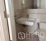 公寓 出租在Watthana, Bangkok - 现代化浴室，大镜面、壁挂式洗手台与马桶