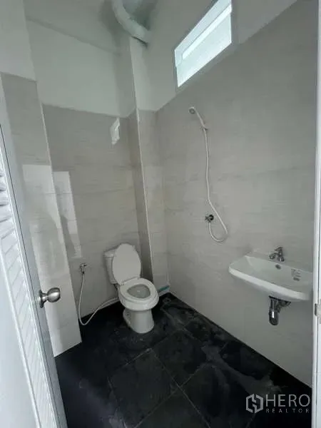 อาคารพาณิชย์ ให้เช่าในWatthana, Bangkok - ห้องน้ำสว่างพร้อมฝักบัว โถสุขภัณฑ์ และอ่างล้างมือ พื้นกระเบื้องสีเข้ม