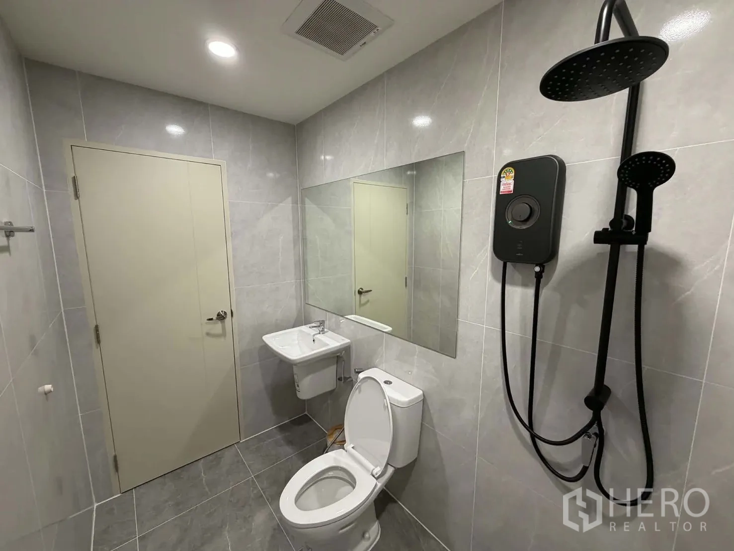 联排别墅 for rent in Bang Phli, Samut Prakan - 现代化浴室，墙挂花洒、马桶、洗手台与大镜面。