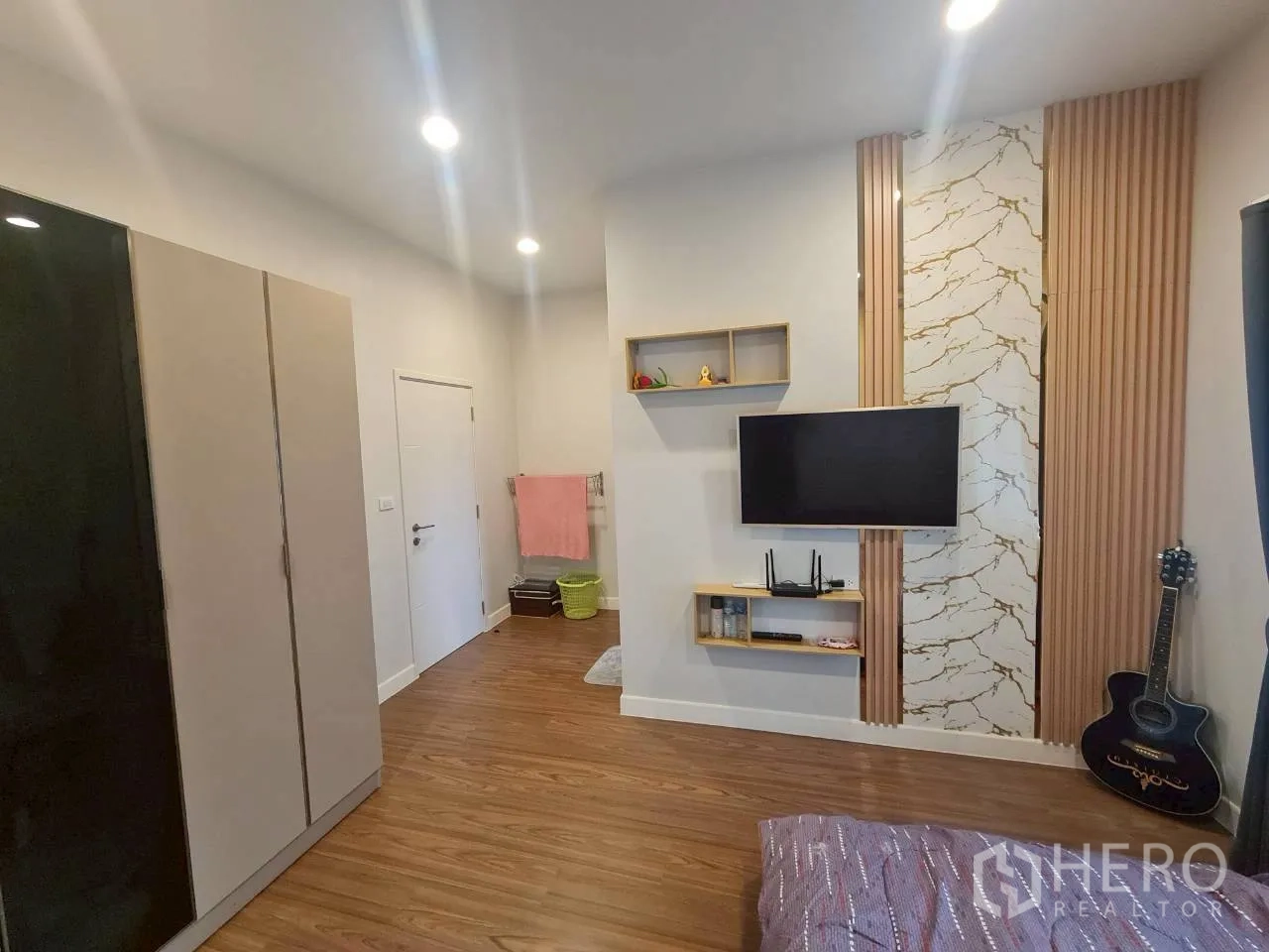 บ้าน ให้เช่าหรือขายในLam Luk Ka, Pathum Thani - มุมอีกด้านของห้องนอนที่สาม เห็นตู้เสื้อผ้าและผนังตกแต่งลายหินอ่อน