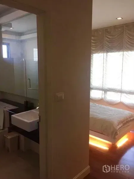 บ้าน ขายในLat Krabang, Bangkok - ห้องน้ำในตัวพร้อมตู้กระจกอาบน้ำและอ่างล้างหน้า ถัดจากทางเข้าห้องนอน