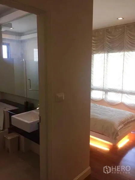 บ้าน ขายในLat Krabang, Bangkok - ห้องน้ำในตัวพร้อมตู้กระจกอาบน้ำและอ่างล้างหน้า ถัดจากทางเข้าห้องนอน