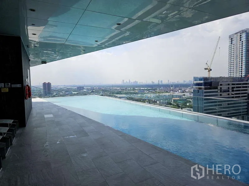 คอนโด ให้เช่าในBang Na, Bangkok - สระว่ายน้ำอินฟินิตี้บนชั้นสูงพร้อมทิวทัศน์กรุงเทพฯ พาโนรามา