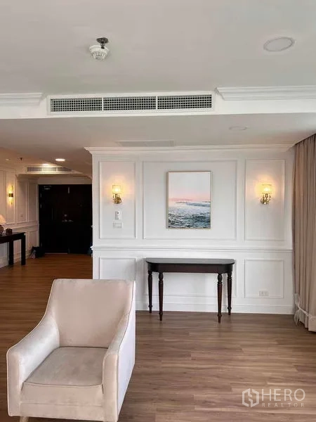 คอนโด ให้เช่าในKhlong Toei, Bangkok - มุมนั่งเล่น โต๊ะคอนโซลเล็ก เก้าอี้ และผนังบัวคลาสสิก