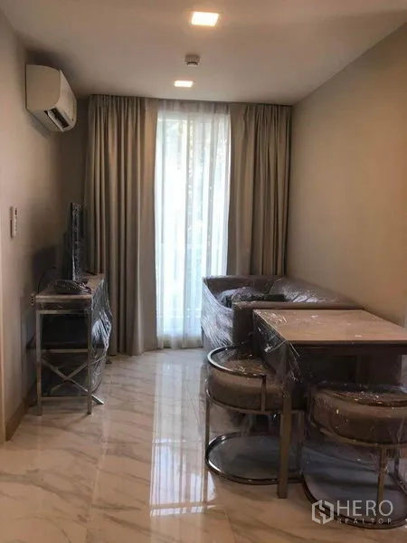 คอนโด for ในWatthana, Bangkok - โถงนั่งเล่นแบบโอเพ่นแพลน โซฟา ชุดรับประทานอาหาร แอร์ และประตูระเบียงพร้อมผ้าม่านทึบ