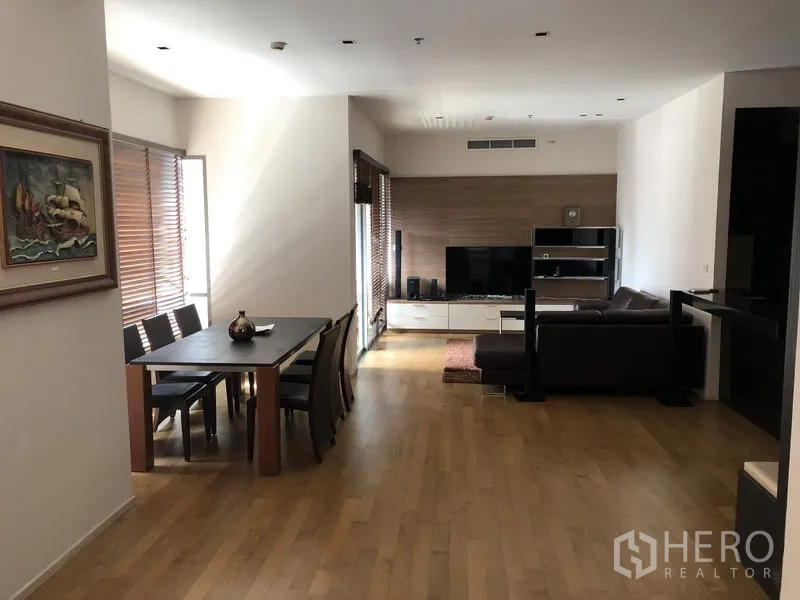 คอนโด ให้เช่าในWatthana, Bangkok - ห้องนั่งเล่นและรับประทานอาหารแบบโอเพ่นพร้อมพื้นไม้ ผนังทีวี และโซฟารูปตัวแอล ที่เดอะ แมดิสัน ใกล้ BTS พร้อมพงษ์