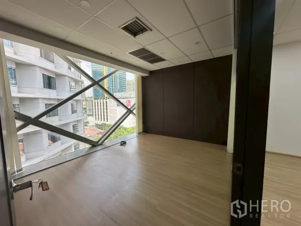 สำนักงาน ให้เช่าในWatthana, Bangkok - ห้องมุม หน้าต่างบานใหญ่คานกากบาท มองเห็นเทอร์มินอล 21