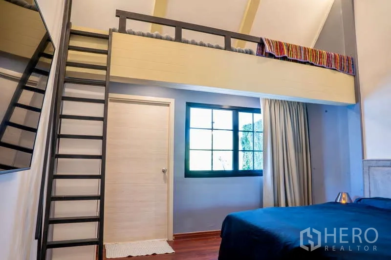 联排别墅 出租在Khlong Toei, Bangkok - 卧室设夹层阁楼、金属梯与大窗帘