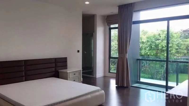 Detached House for rent in Bang Kapi, Bangkok - Master suite with glass door to a balcony, garden outlook and en-suite access.