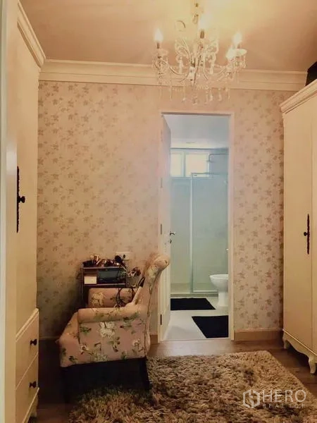 ทาวน์เฮาส์ ให้เช่าหรือขายในBangkok - โซนแต่งตัวมีโคมแชนเดอเลียร์ วอลล์เปเปอร์ลายดอก เข้าสู่ห้องน้ำแบบกระจกกั้น