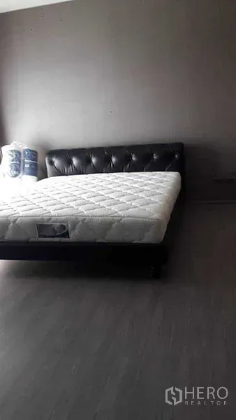 ทาวน์เฮาส์ ให้เช่า - ห้องนอนมินิมอล เตียงบุนวมสีเข้มและที่นอนใหม่ ผนังและพื้นโทนเทา