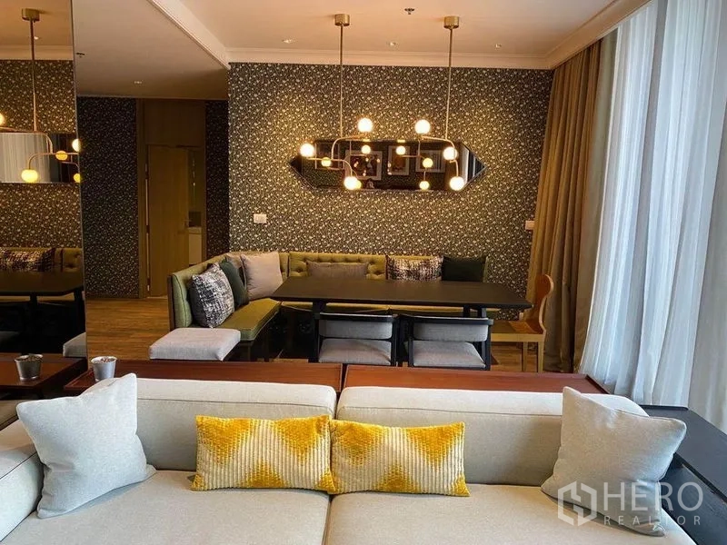 คอนโด ให้เช่าในPathum Wan, Bangkok - มุมรับประทานอาหารพร้อมเบาะบิลท์อินและโคมไฟแขวน