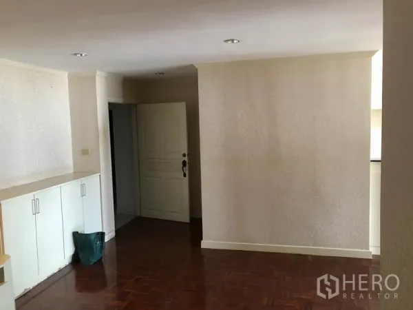 คอนโด ขายในWatthana, Bangkok - โถงทางเข้าพร้อมตู้เก็บของบิลท์อิน และพื้นปาร์เกต์ไม้