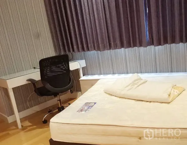 คอนโด ให้เช่าในKhlong Toei, Bangkok - ห้องนอนรองพร้อมโต๊ะทำงาน เก้าอี้ล้อ และผ้าม่านกรองแสง