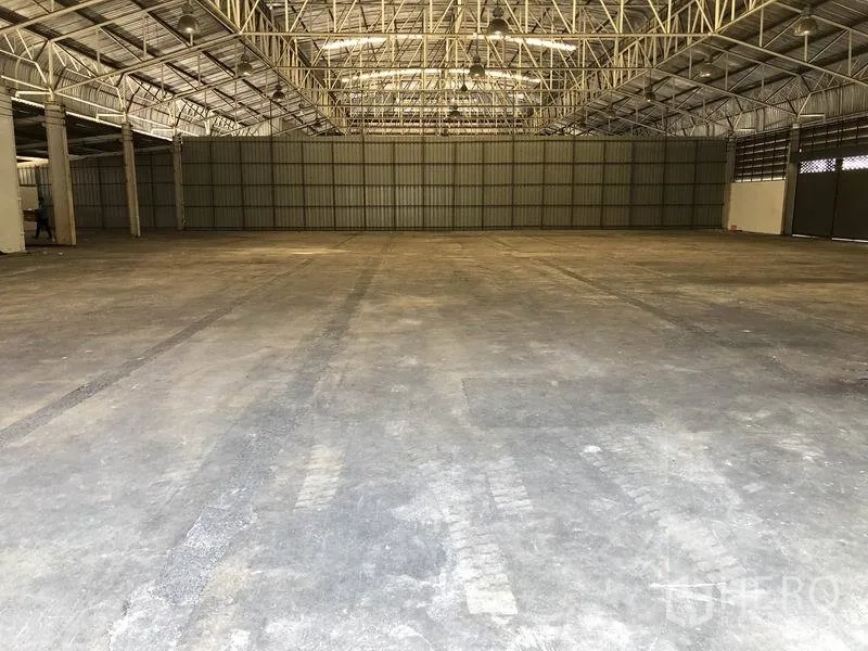 Warehouse for rent in Bang Sue, Bangkok - Wide clear-span warehouse floor with durable concrete slab suitable for racking or staging.