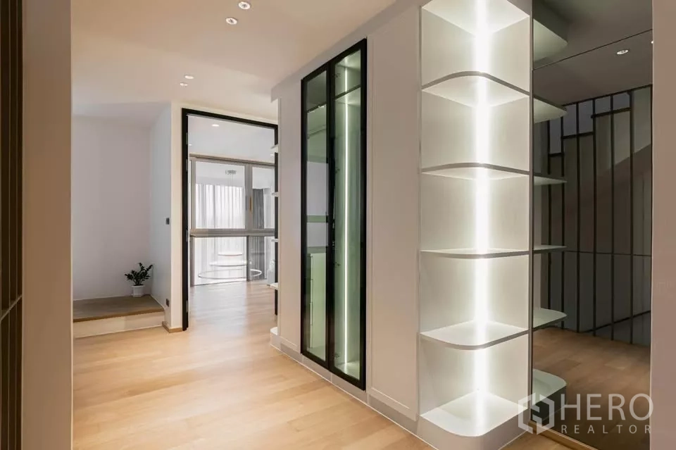 ทาวน์เฮาส์ ขายในChatuchak, Bangkok - โถงพักคั่นชั้น มีประตูกระจก ชั้นโชว์ไฟซ่อน และทางเข้าลิฟต์ส่วนตัว