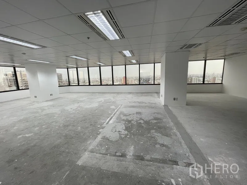 办公空间 出租在Din Daeng, Bangkok - 开放布局办公室，环形玻璃与混凝土地面，便于二次装修。