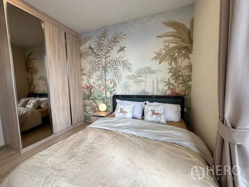 公寓 出租在Ratchathewi, Bangkok - 卧室设大镜面衣柜，热带壁纸与温暖木地板。