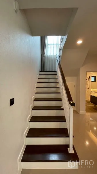 บ้าน ให้เช่าในBang Kapi, Bangkok - ทางขึ้นบันไดจากชั้นล่าง ใกล้ห้องน้ำ