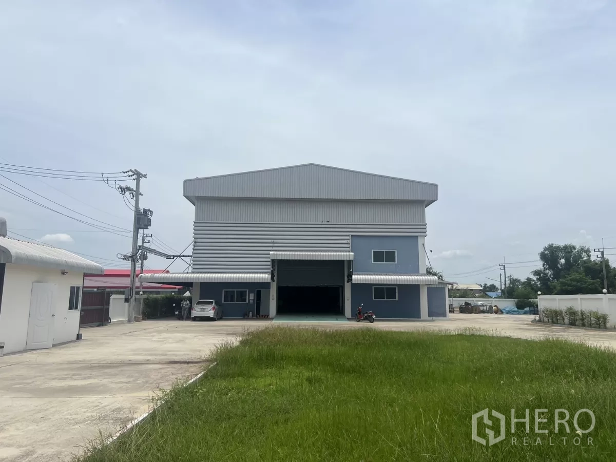 โรงงาน ขายในLat Lum Kaeo, Pathum Thani - ตัวอาคารด้านหน้า มองจากสนามหญ้า มีทางเข้า-ออกสะดวก