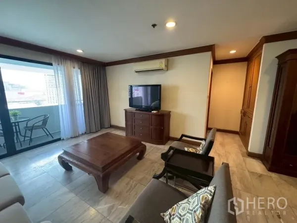 คอนโด ให้เช่าในWatthana, Bangkok - ห้องนั่งเล่นสว่างพร้อมทีวี โซฟา และประตูบานเลื่อนออกไประเบียงวิวเมือง