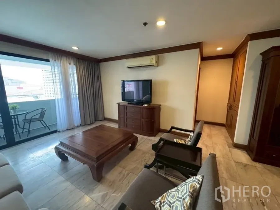 คอนโด ให้เช่าในWatthana, Bangkok - ห้องนั่งเล่นสว่างพร้อมทีวี โซฟา และประตูบานเลื่อนออกไประเบียงวิวเมือง