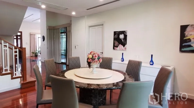 บ้าน ให้เช่าในWatthana, Bangkok - พื้นที่รับประทานอาหาร โต๊ะกลมหน้าหินอ่อน เก้าอี้บุนวม แสงไฟดาวน์ไลท์ ใกล้บันได