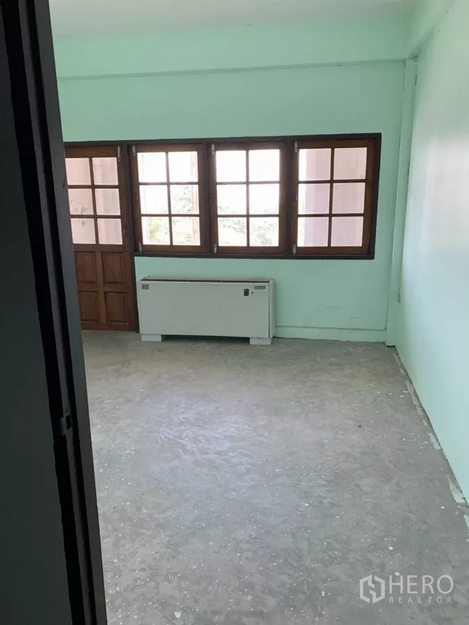 อาคารพาณิชย์ ให้เช่าในSuan Luang, Bangkok - ห้องมีหน้าต่างกรอบไม้หลายบานและประตู พื้นคอนกรีต