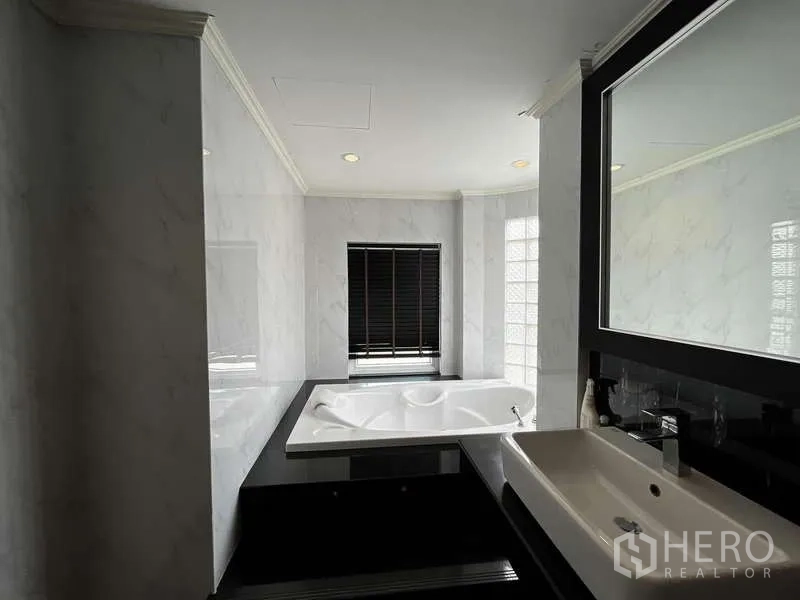 บ้าน ให้เช่าในPrawet, Bangkok - ห้องน้ำในตัวพร้อมเคาน์เตอร์ล้างหน้าและอ่างน้ำวนมุม.