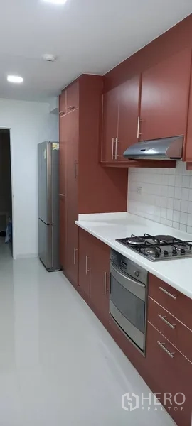 公寓 出租在Watthana, Bangkok - 设备齐全的厨房，燃气灶、烤箱、抽油烟机与大冰箱。