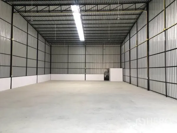 คลังสินค้า ให้เช่าในPathum Thani - ภายในโกดังโล่ง เพดานเหล็กทรัสสูง มีช่องแสงและพื้นคอนกรีตขัดมัน