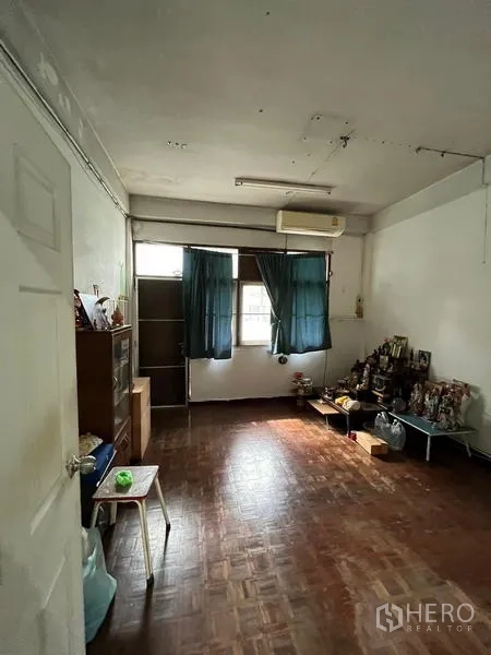 店屋 出租在Khlong Toei, Bangkok - 楼上房间，窗户、空调与木质拼花地板。