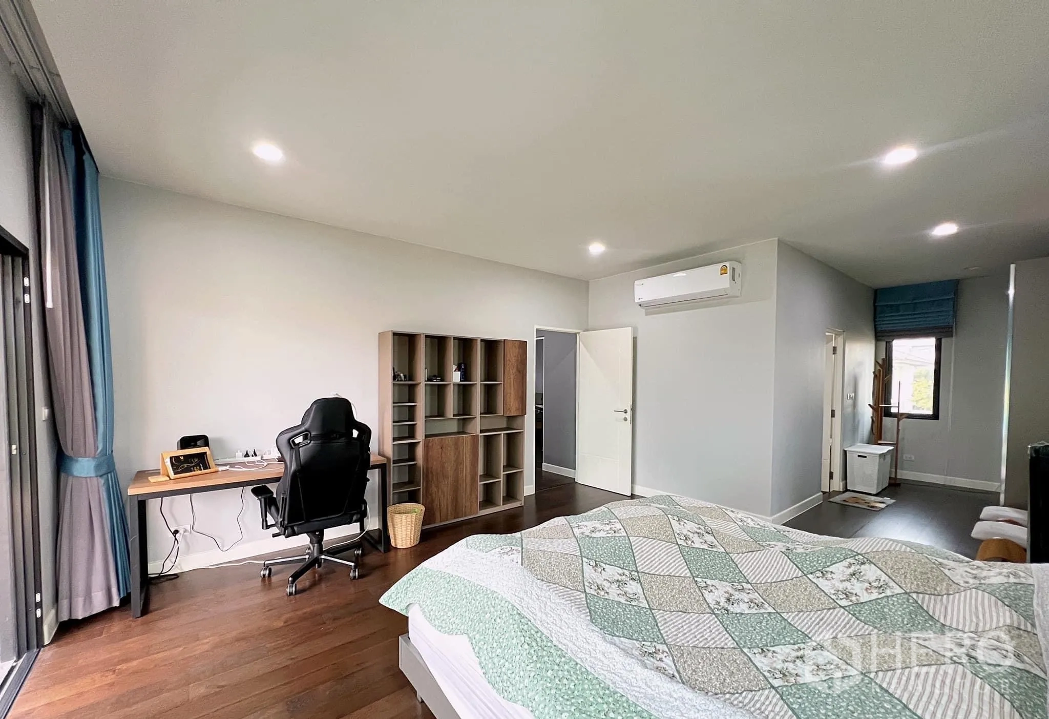 บ้าน ให้เช่าหรือขายในLam Luk Ka, Pathum Thani - มุมมองห้องนอนใหญ่ มีโต๊ะทำงาน ชั้นวาง และทางไปโคลเซ็ต