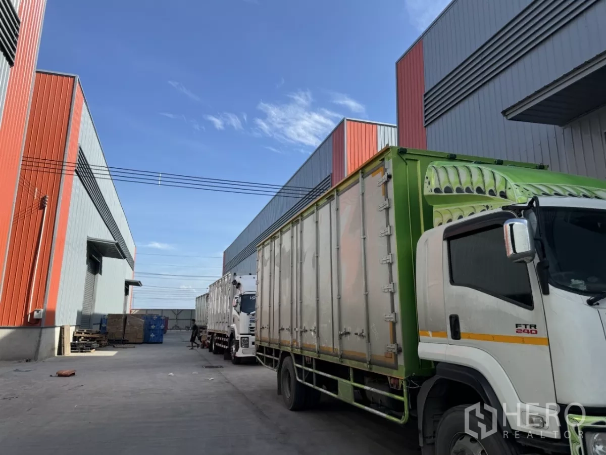 货栈 出租在Bang Bo, Samut Prakan - 仓库楼栋之间的车道，卡车排队装卸，配置装卸月台，适合集装箱物流。