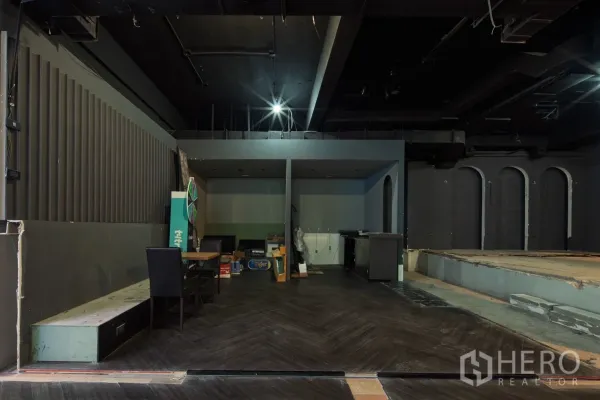 零售空间 出租在Watthana, Bangkok - 人字拼地板的区域，带壁龛式座位、吧台和相邻舞台。