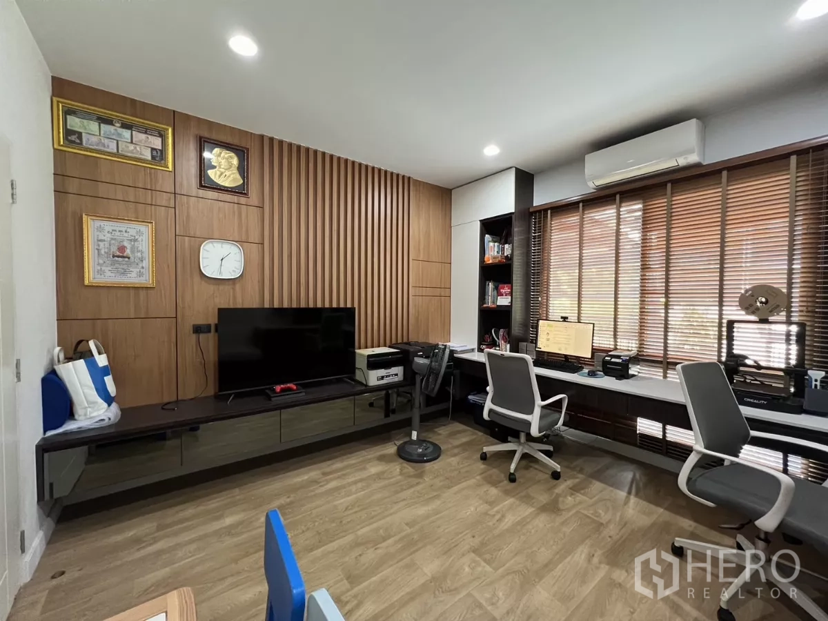 Detached House for rent or sale in Bang Kapi, Bangkok - Study room with media console, wood panel feature wall and shelving.