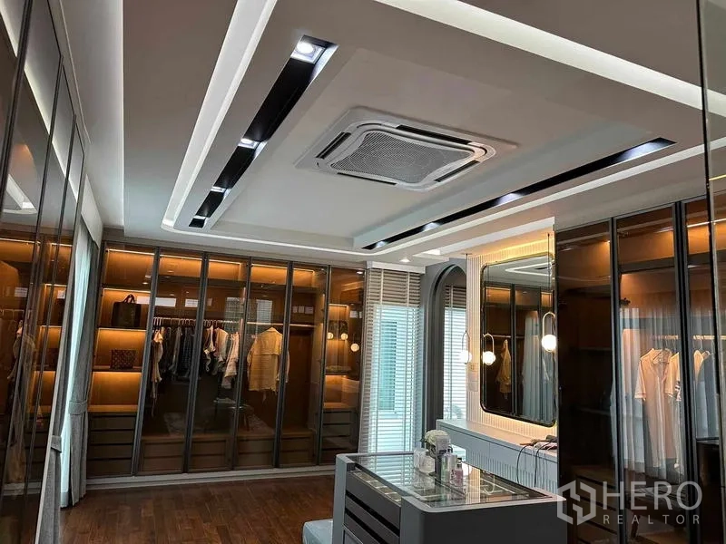 Detached House for sale in Suan Luang, Bangkok - Expansive dressing room with mirrored wardrobes and vanity station.
