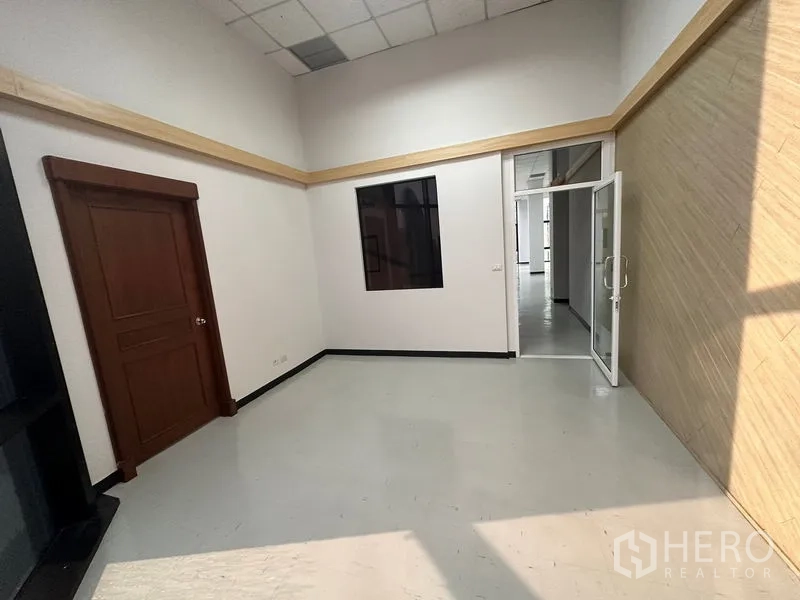 สำนักงาน ให้เช่า - พื้นที่ต้อนรับหรือห้องผู้จัดการ ประตูไม้ หน้าต่างภายใน และผนังลายไม้ เปิดสู่โถงหลัก