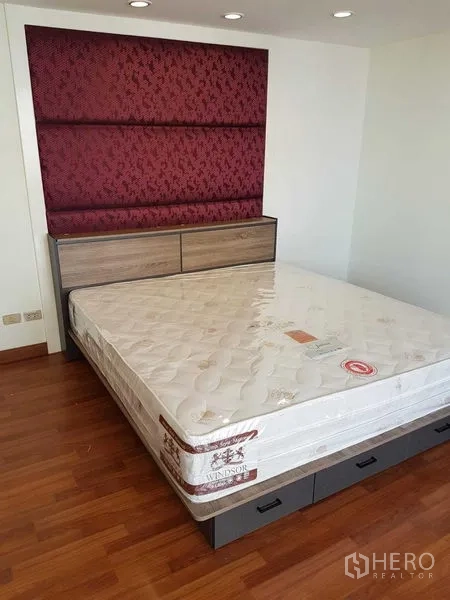 คอนโด ให้เช่าในWatthana, Bangkok - ห้องนอนพื้นไม้ ไฟฝังฝ้า และเตียงหัวเตียงบุผ้าสีแดง