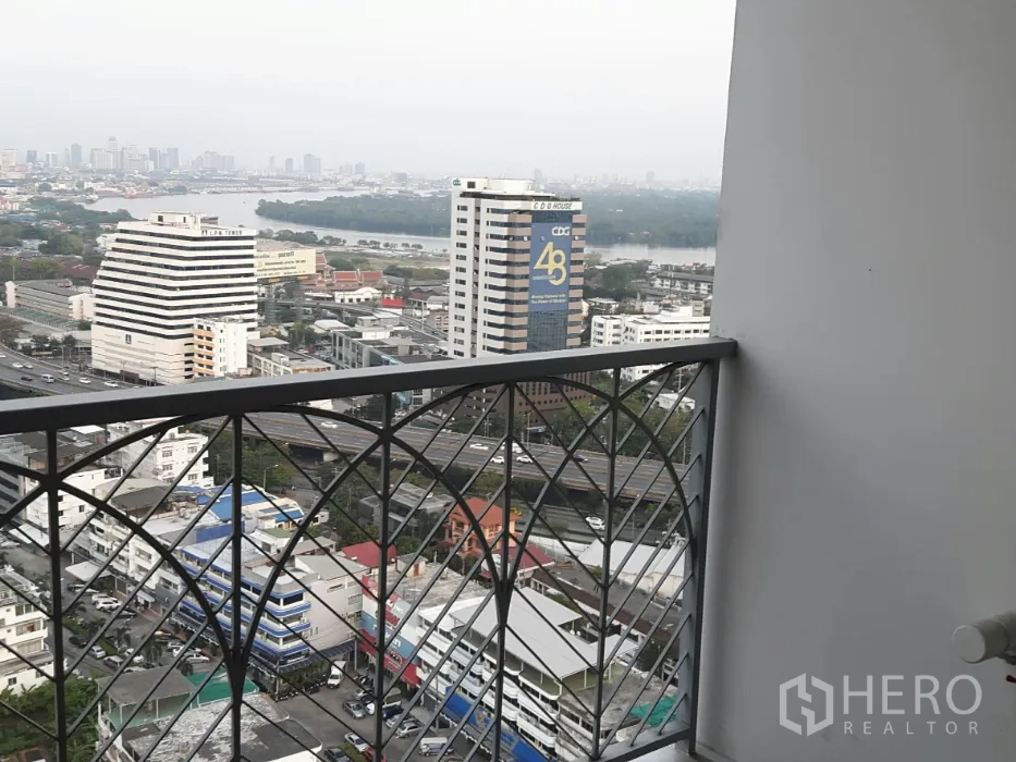 คอนโด ให้เช่าในYan Nawa, Bangkok - ระเบียงส่วนตัวราวเหล็ก มองเห็นวิวสกายไลน์ยานนาวา